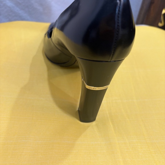 Louis Vuitton - Picture 4 of 8